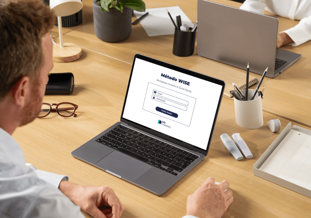 Imagen de persona trabajando con ordenador en web WISE